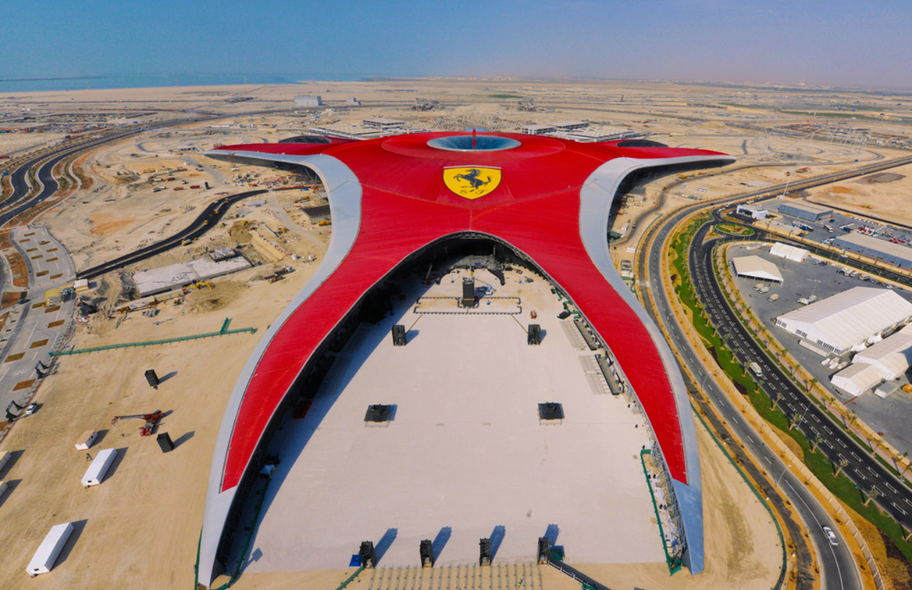 Парк Ferrari World в Абу-Даби ОАЭ