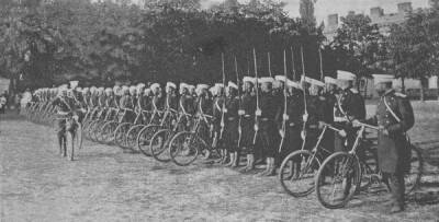 Строевая самокатная команда на параде под Белостоком. 1897-ой год. Перед фронтом строя проезжает генерал Плюцинский.jpg