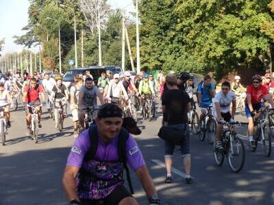 Велопробег 18.08.13., 7-я волна велосипедистов и одинокий пешеход, Харьков, ул. Новгородская,.jpg