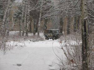 Одинокий джип в зимнем лесу..jpg