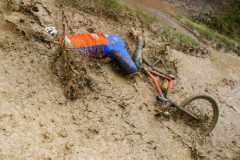велосипедист в грязи