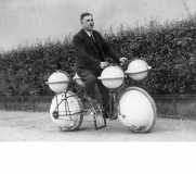 Велосипед-амфибия, можно кататься и по земле и по воде, максимальная «грузоподъемность» на воде 120 кг Франция, 1932