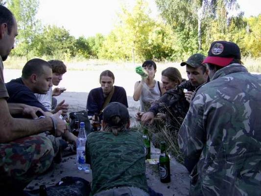 Если бы отодвинуть в сторонку Хлора , то вы бы увидели праздничный стол :Икра красная, лангусты,балыки всяческие и ещё много вкуснятины…Чего мелочиться….