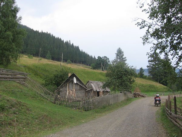 Верх. Яловець — супутникова тарілка на сараї