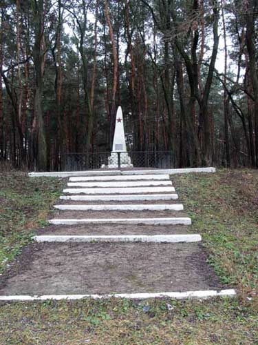 Памятник погибшим красноармейцам.