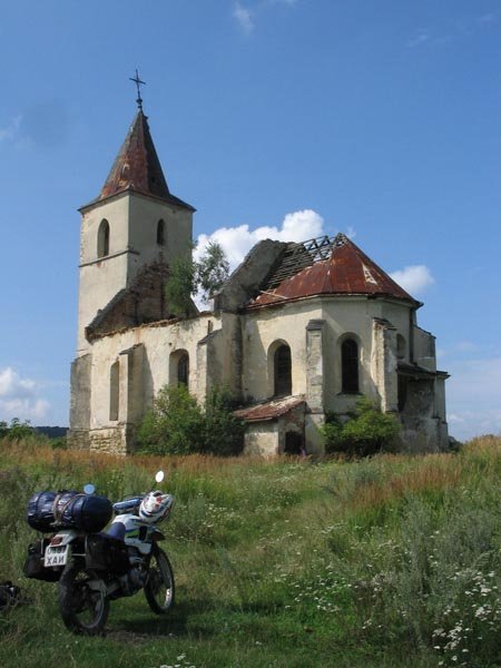Зруйнована церкв