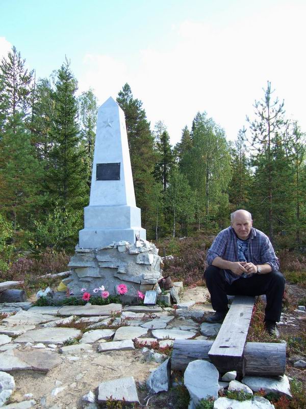 Памятник погибшим партизанам. На скамеечке - собственно С.М. Симонян.