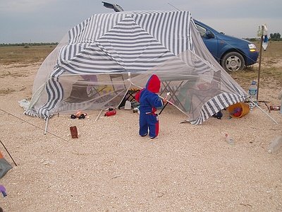 Такі там бувають бурі. Зруйнований тент.