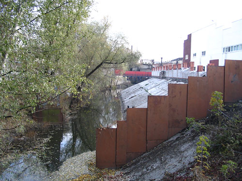 В качестве примера - снимок реки Немышля, вытекающей с территории завода ХЭЛЗ, недалеко от впадения в реку Харьков