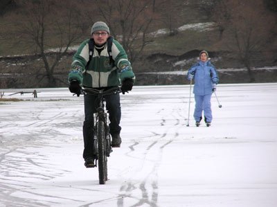 Гонки по льду. Велик и лыжи.