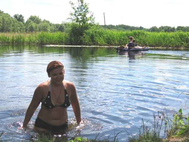 Лена на фоне местного речного флота.