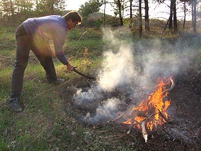 Тушим костер, превратившийся в лесной пожар