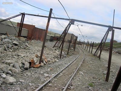Действующий! рудник Карнасурта. Если окажетесь в тех краях, то знайте, что говорить нужно рУдник с ударением на первый слог.