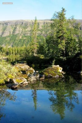 Вода и небо. Это озеро, питающее Сейд. Не знаю, что там говорят легенды, но лично я святым считаю именно его. Оно  состоит из источников, его глубину невозможно даже предположить, поскольку абсолютная прозрачность воды забирает ошушение реальности. Когда на озеро светит солнце, то струи многочисленнных источников играют радугой. Но на фото всего этого не видно - прийдется вам верить на слово :)