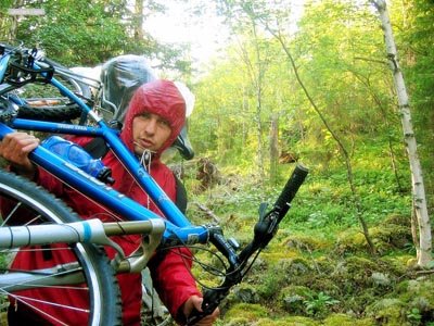 Кони едут на наездниках - пройдя камни перевала мы вышли на ПЕШЕХОДНУЮ, не побоюсь этого слова, тропу. Т.е. эта тропа по своей геометрии предполагает движение только одного человека с рюкзаком вширину спины. На велах там не то что ехать невозможно - их даже вести рядом негде... ни на горбу, ни сбоку комфортного их перемещения не получается.