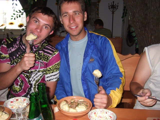 <b>Хлопці їдять галушки.</b>