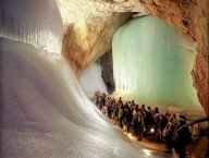 Ледяная пещера Айсризенвельт