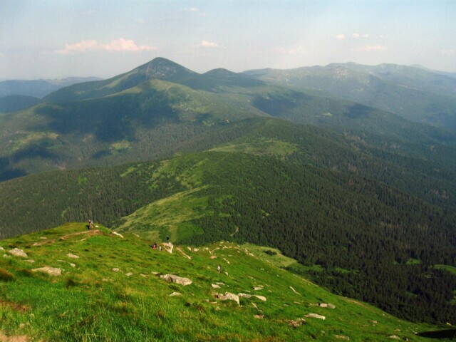 спуск с Петроса вид на черногорский хребет
