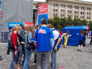 Вы не подскажите где тут синие маечки раздают? :)