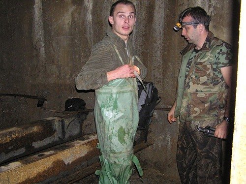 Готвится к спуску наш Серёга - мега фотограф с мега фотоаппаратом
