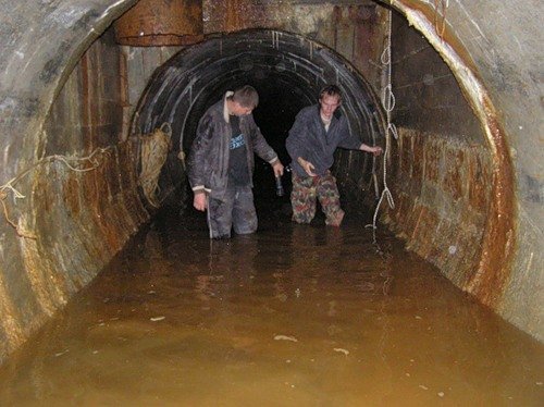 Макс и Верфер осматривают воду на предмет наличия живности...что-то там есть
