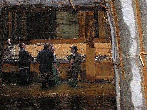 От то ржавое полукруглое вверх тоннеля, на который посадили ствол