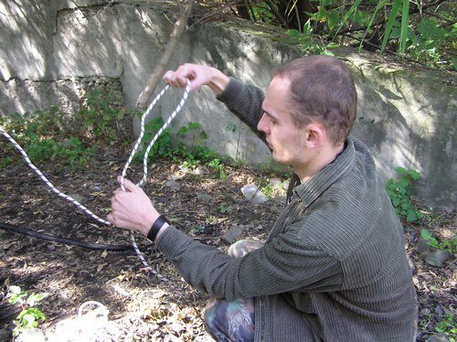 Серёга за изготовлением силков на Монтеров