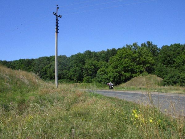 Сучасна дорога прорізає вал