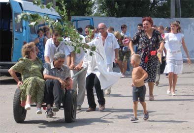 У нас поход, а у людей течет своя жизнь...